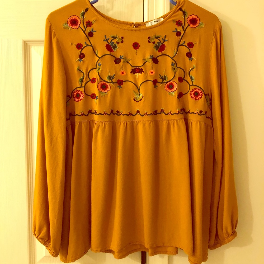flowy top with embroidery detail- NEVER WORN